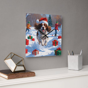 Horloge Carrée Scène de neige festive de Noël avec un épagneul br