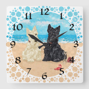 Horloge Carrée Scotties roux et noirs à la plage