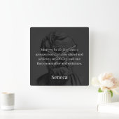 Horloge Carrée Seneca's Division : Les Doers et les Critiques (Maison)