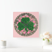 Horloge Carrée Shamrock rose & noeuds celtiques Numéros romains H (Maison)