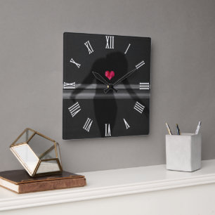 Horloge Carrée Silhouette de la femme avec coeur de fleur de pivo