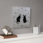 Horloge Carrée Silhouettes de chats modernes sur motif en bois ru<br><div class="desc">Silhouettes de chats modernes,  animaux domestiques,  assis sur l'horloge arrière - plan en bois flotté.</div>