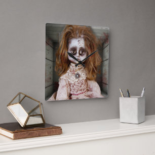 Horloge Carrée SlipperyJoe's déplaisante poupée visage pâle sang 