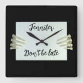 Horloge Carrée Squelette d'Halloween Signe Ne pas être Nom tardif (Recto)