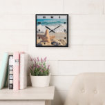 Horloge Carrée Starfish sur une plage de sable Photo<br><div class="desc">Une horloge avec une photo pittoresque. Une grande étoile de mer dressée sur une plage de sable. Une belle mer bleue avec des vagues de surf blanc en arrière - plan.</div>