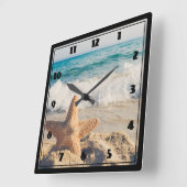 Horloge Carrée Starfish sur une plage de sable Photo (Angle)