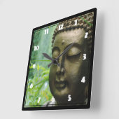 Horloge Carrée Statue de Bouddha paisible dans une forêt verte ve (Angle)