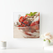 Horloge Carrée Strawberry Dessert With Fresh Yogurt (Maison)