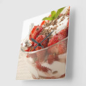 Horloge Carrée Strawberry Dessert With Fresh Yogurt (Angle)