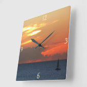 Horloge Carrée Sunset Clouds and Sailboat Seascape (Angle)