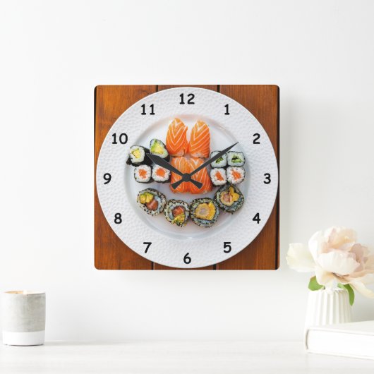Horloge Carrée Sushi cool et Saumon sur une plaque blanche (Maison)