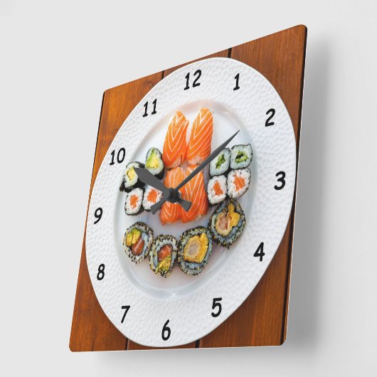 Horloge Carrée Sushi cool et Saumon sur une plaque blanche (Angle)