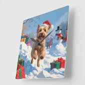 Horloge Carrée Terrier rouillé en neige avec Casquette de Noël (Angle)