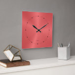 Horloge Carrée Texture en acier inoxydable métallique simple<br><div class="desc">Image d'une horloge murale en acier inoxydable métallique rouge brillant avec monogramme personnalisable en option. Design simple et moderne.</div>