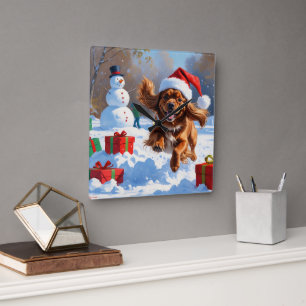Horloge Carrée Tibetan Spaniel courant dans la neige avec un chap