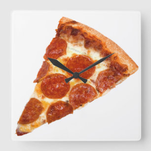 Horloge Carrée Tranche de pizza pepperoni classique de SlipperyJo