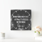 Horloge Carrée Travailler dur dans le silence - Motivationnel (Maison)