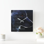 Horloge Carrée Travailler dur dans le silence - Succès - Wolf Mot (Maison)