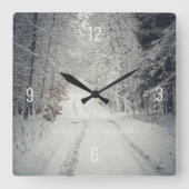 Horloge Carrée Traverser une forêt d'hiver enneigée (Recto)