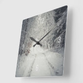 Horloge Carrée Traverser une forêt d'hiver enneigée (Angle)