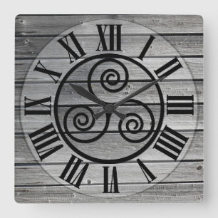 Horloge Carrée Triskelion centré sur l'image en bois âgée,