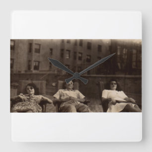 Horloge Carrée Trois personnes se relaxant sur le toit dans les a