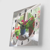 Horloge Carrée Trois Pots de Geraniums sur Windowsill (Angle)