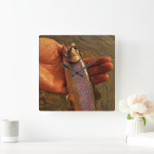 Horloge Carrée Truite dans des mains (Maison)
