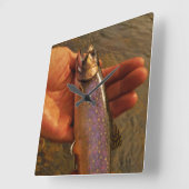 Horloge Carrée Truite dans des mains (Angle)