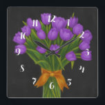 Horloge Carrée Tulipes violettes de tableau noir<br><div class="desc">Chalkboard Purple Tulips Toutes les Occasions objets thématiques conçus par Umua. Imprimé et expédié par Zazzle ou ses partenaires.</div>