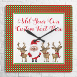Horloge Carrée Typographie de Noël Plaid sur mesure Père Noël<br><div class="desc">Noël plaid en rouge, vert et blanc est l'arrière - plan de ce design de vacances charmant qui est lumineux, coloré et plein de réjouissances saisonnières! Un Père Noël souriant s'aligne sur trois adorables rennes vêtus d'écharpes rouges, vertes et blanches festives, le tout sur un arrière - plan blanc encadré...</div>