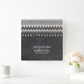 Horloge Carrée Typographie de script de la carte à dentelle Vinta (Maison)