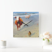 Horloge Carrée Un cochon, une vache et un poulet, à la plage (Maison)