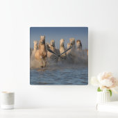 Horloge Carrée Un Groupe De Chevaux Blancs En Camargue (Maison)