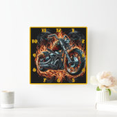 Horloge Carrée Une moto audacieuse engloutie dans des flammes vib (Maison)