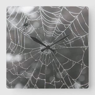 Horloge Carrée Veuve noire dans une toile d'araignée Halloween