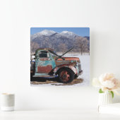 Horloge Carrée Vieux camion assis dans le champ (Maison)