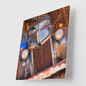 Horloge Carrée Vieux camion rouillé sur une ferme (Angle)