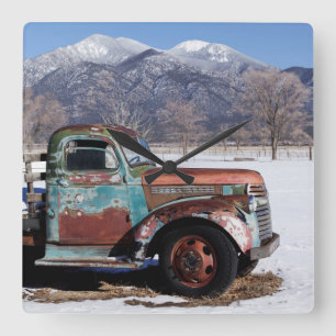 Horloge Carrée Vieux camion se reposant dans le domaine