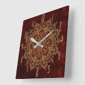 Horloge Carrée Vin profond Rouge Mandala & Gold Glam Moderne Chic (Angle)