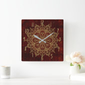 Horloge Carrée Vin profond Rouge Mandala & Gold Glam Moderne Chic (Maison)