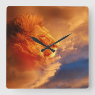 Horloge Carrée Visage masculin fier de lion en nuages de coucher