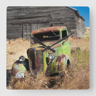 Horloge Carrée Voiture de rouillement devant la ferme abandonnée
