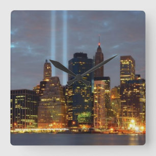 Horloge Carrée Vue d'horizon de ville dans la nuit