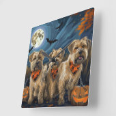 Horloge Carrée Wheaten Terrier Halloween Éffrayant (Angle)