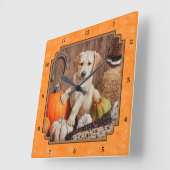 Horloge Carrée Yellow Lab Pup et Pumkin Harvest Orange (Angle)