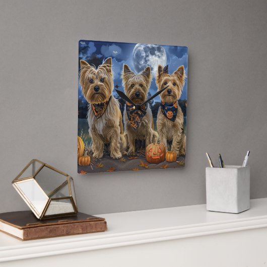 Horloge Carrée Yorkipoo Halloween Éffrayant (Bureau)