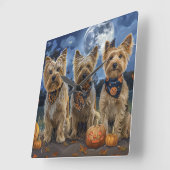 Horloge Carrée Yorkipoo Halloween Éffrayant (Angle)