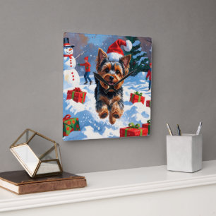 Horloge Carrée Yorkshire Terrier dans la neige avec un chapeau de
