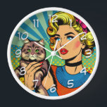 Horloge Cartoon Comic Pop Art Femmes tenant un chat<br><div class="desc">Art de la bande dessinée rétro pop art réalisé avec une femme du milieu du siècle tenant un chat mignon. Un art lumineux et coloré.</div>